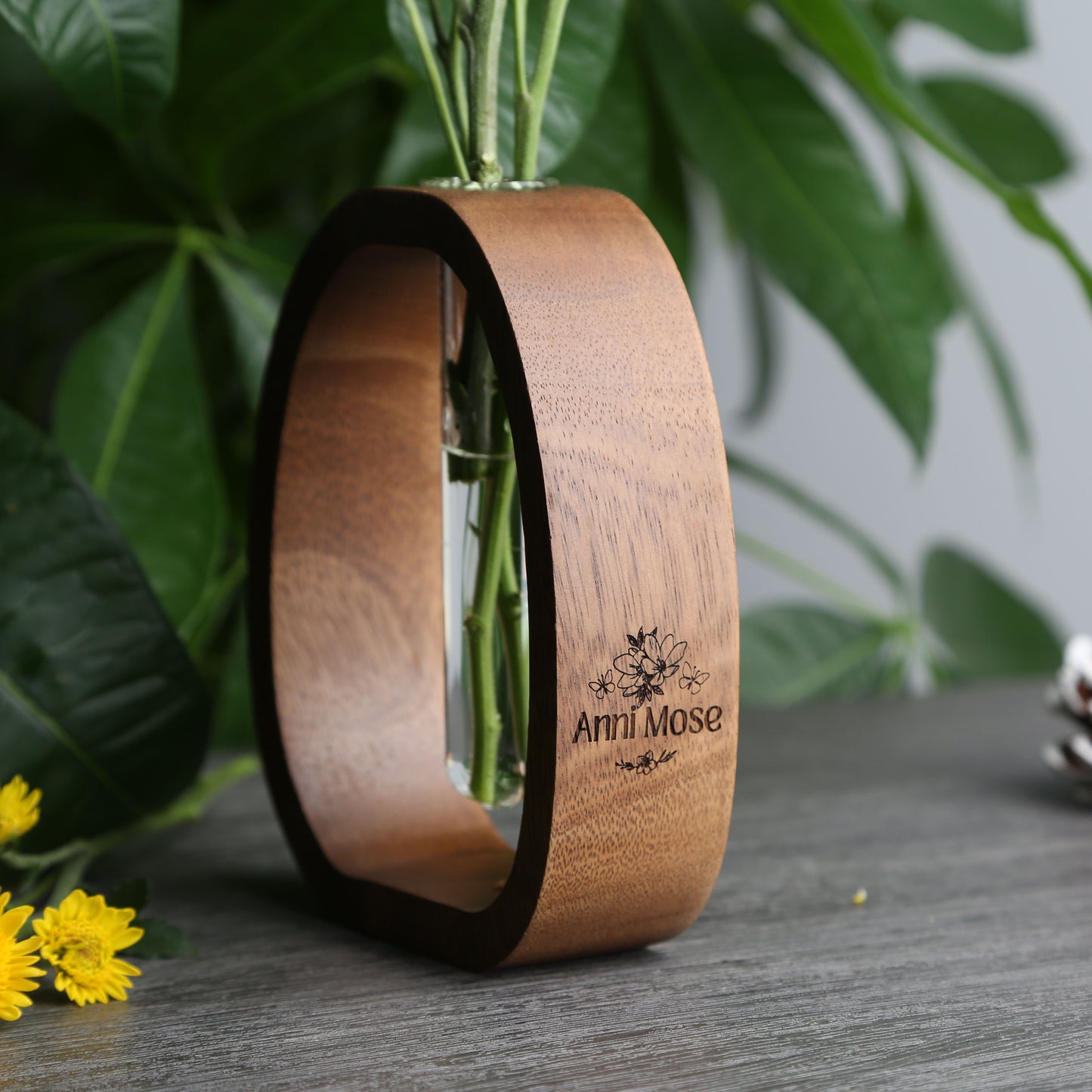 Custom Walnut Wood Vase,Personalized Flower Holder,Unique Gift for Her,Gift for Mom,Home Decoration,Eco-Friendly Décor,Thoughtful Gift Idea